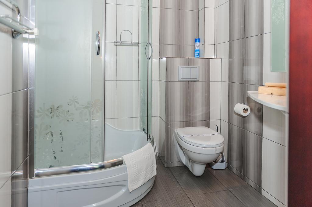Terminal-A Hotel Rjaszne-Ruszke Kültér fotó
